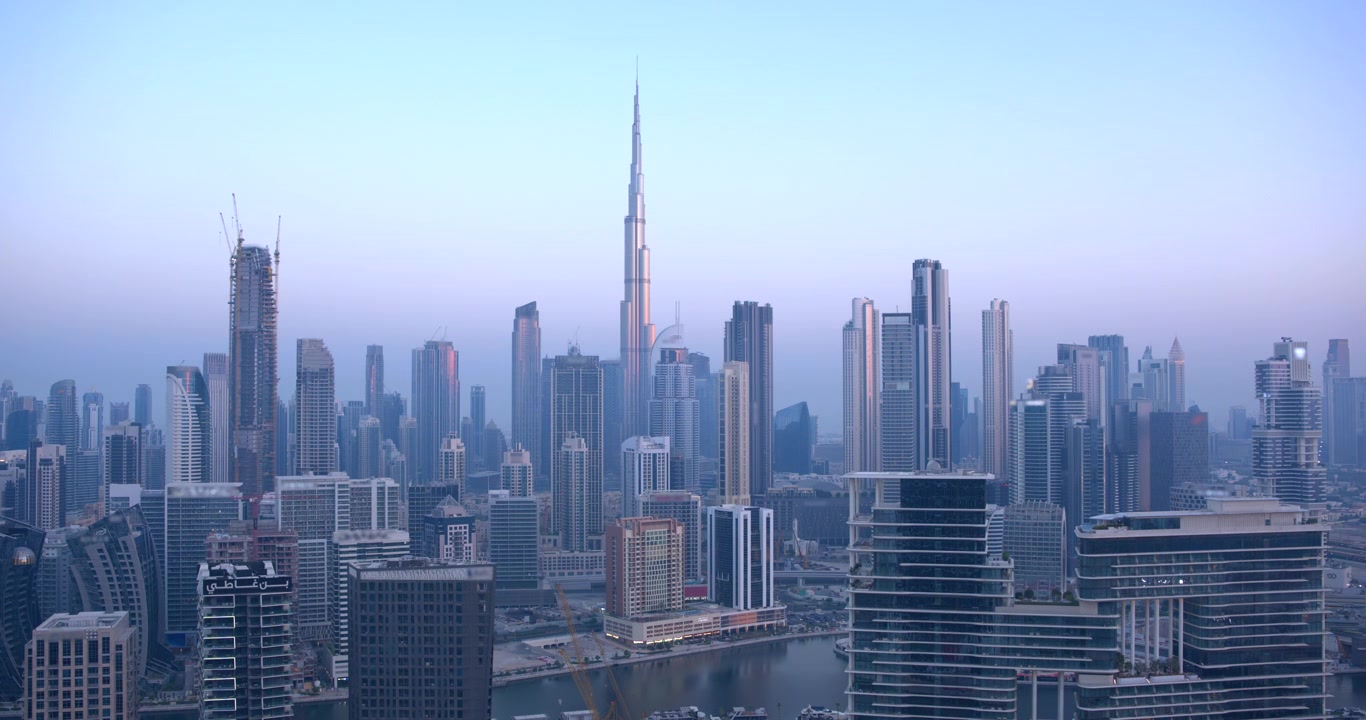 Time-lapse dello skyline di Dubai che passa dalla notte al giorno.