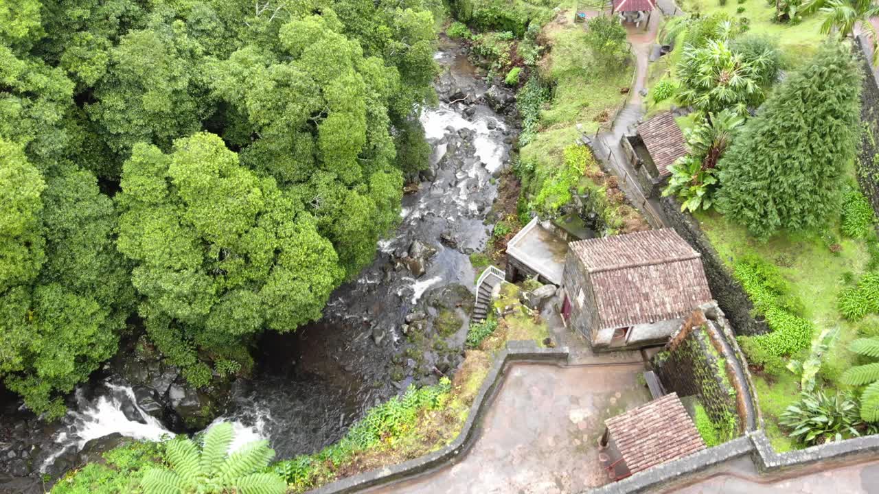 histórico molino de agua en el parque natural ribeira dos caldeirões cerca de la cascada - toma aérea sobrevolada