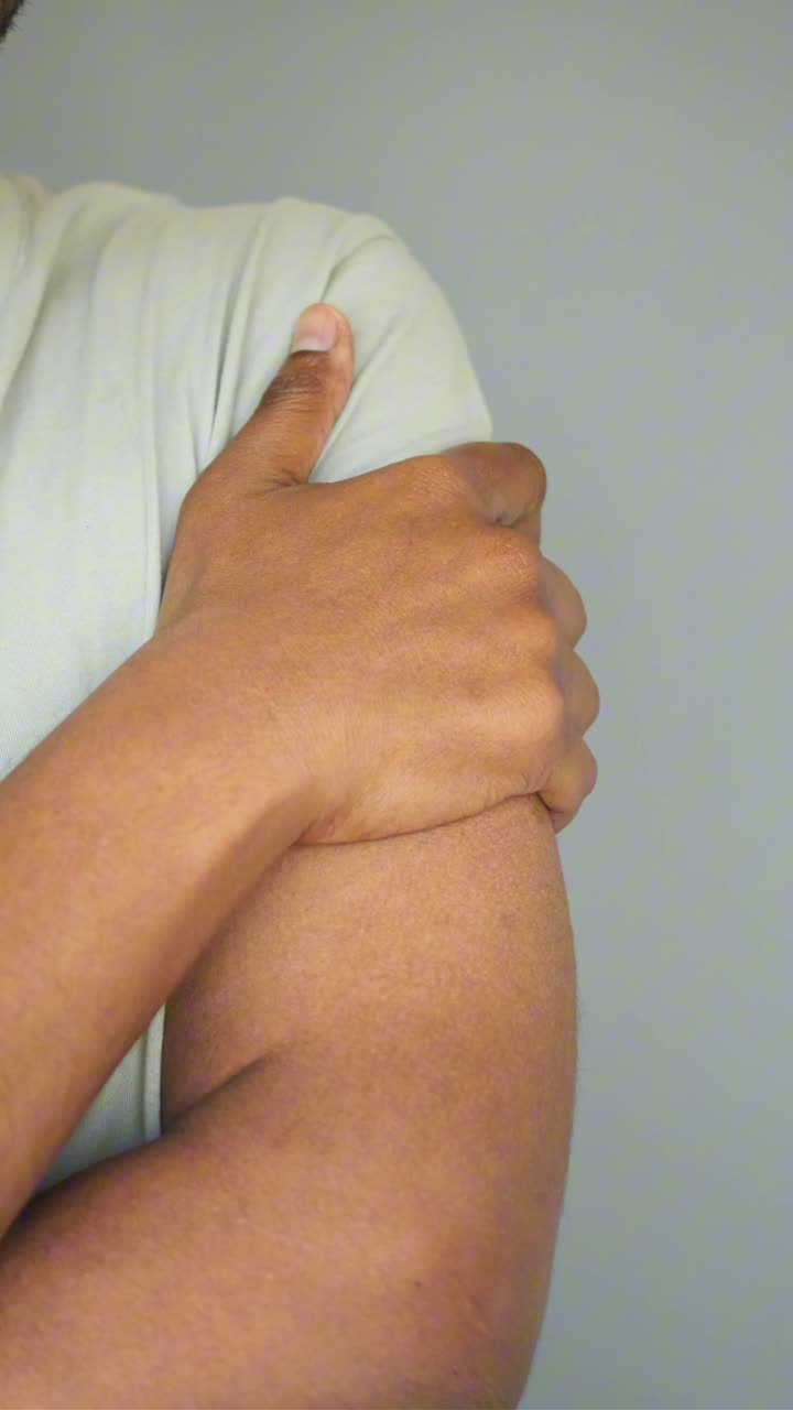 Primer plano de una persona sujetándose el brazo con dolor