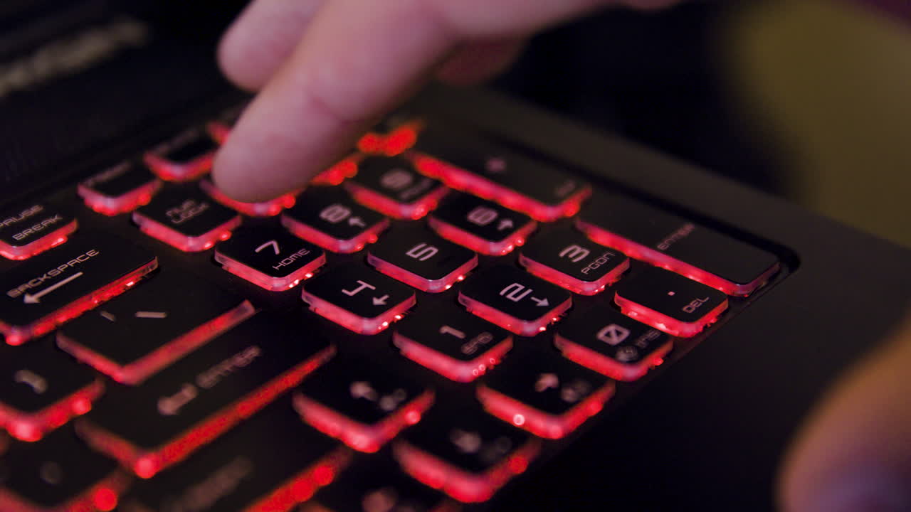hombre que usa el teclado numérico en la computadora portátil