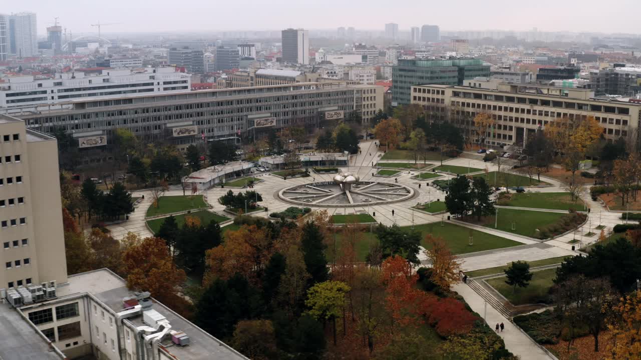 toma aérea en movimiento de la plaza de la libertad en bratislava, eslovaquia en un día nublado