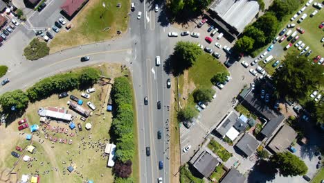 Drohnen-Draufsichtvideo,-Das-Eine-Autobahn-Zeigt,-Die-Sich-Mit-Einer-Straße-Kreuzt,-Umgeben-Von-Zahlreichen-Geparkten-Autos-In-Einer-Ländlichen-Gegend-Mit-Grünen-Bäumen,-In-Bodega-Bay,-Küste-Von-Gualala,-Kalifornien