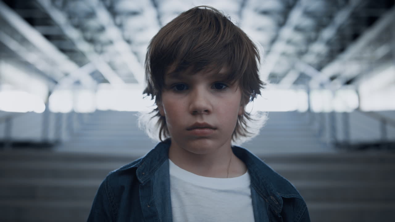 학교 계단에서 혼자 서 있는 사춘기 소년. 클로즈업. 학교 소년은 슬프고 불행해