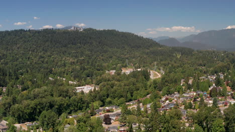 Vuelo-De-Drones-Hacia-La-Subestación-Eléctrica-En-Burnaby,-Bc,-Canadá-Con-La-Universidad-Simon-Fraser-En-La-Montaña-De-Burnaby-En-Segundo-Plano