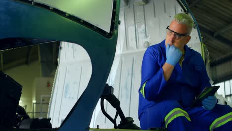 ingeniero usando una tableta digital en el hangar aeroespacial 4k