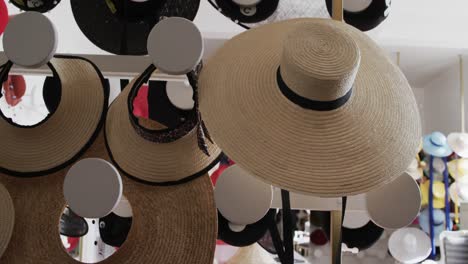 sala de exposición en una fábrica de sombreros