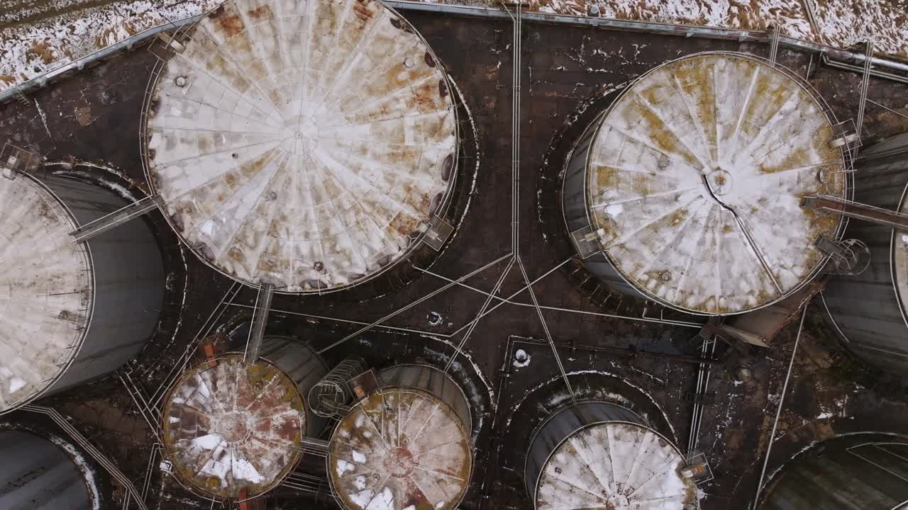 промышленные ржавые топливные резервуары в сальдусе, латвия.