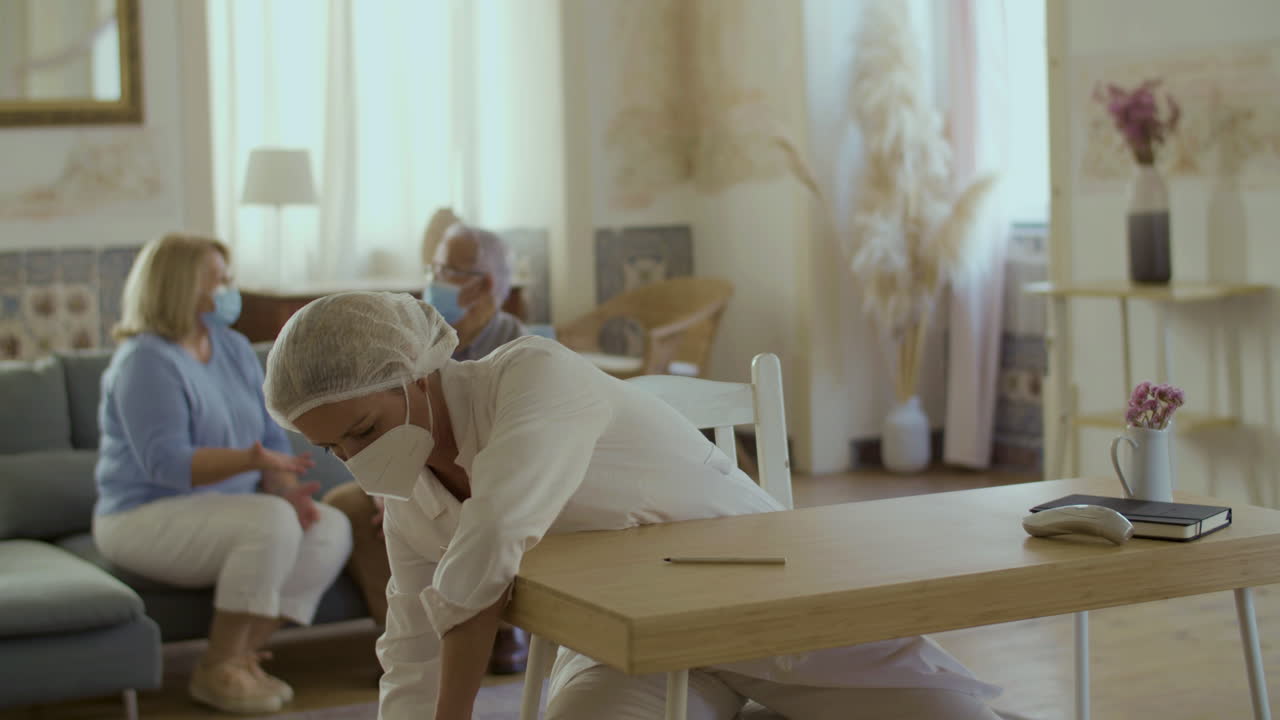 집에서 예방 접종 절차를 준비하는 의사의 앞면