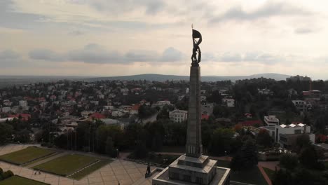 imágenes aéreas de 4k a 100 mbps de slavin en bratislava, europa