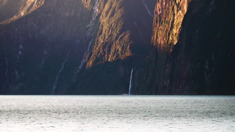 Fernsicht-Auf-Stirling-Falls-Im-Milford-Sound,-Majestätische-Berglandschaft