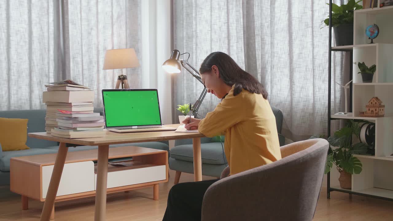 가정에서 온라인으로 공부하는 여성