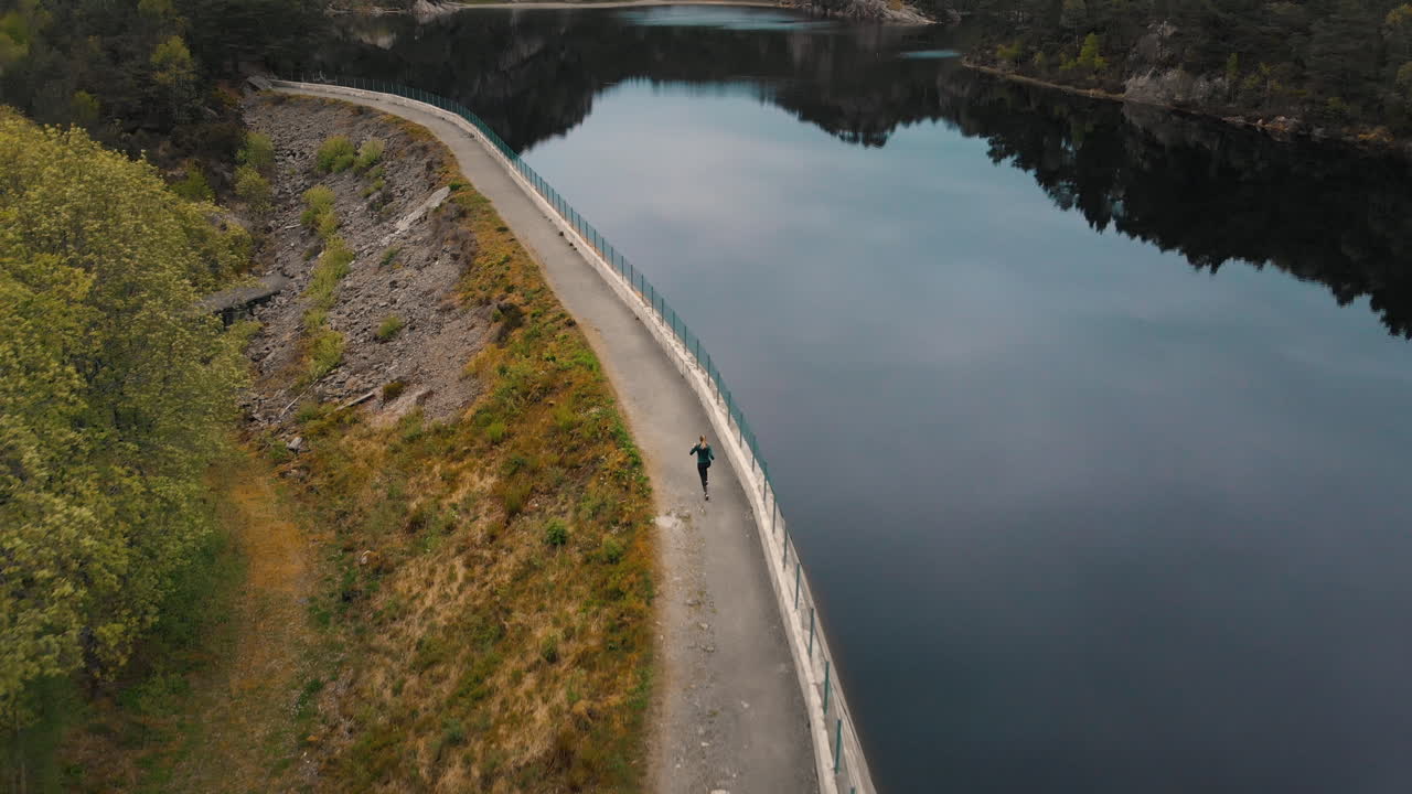 호수 옆에 있는 여자 - 4k-1