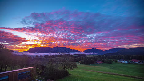 Zeitraffer-Von-Sonnenaufgangswolken-Und-Nebel,-Die-über-Die-Landschaft-Des-Salzkammerguts-Ziehen