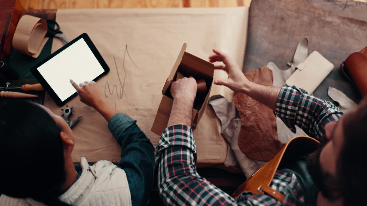 caja, equipo y personas que empacan para la entrega