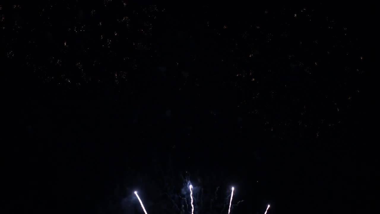 Colori sgargianti di fuochi d'artificio nel cielo notturno dopo l'esplosione