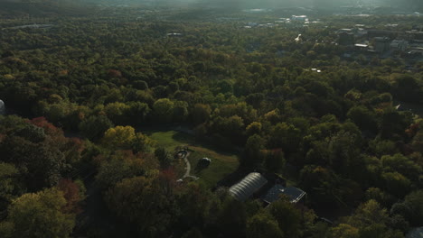 Üppige-Natur-In-Der-Innenstadt-Von-Fayetteville,-Gesehen-Vom-Mount-Sequoyah,-Arkansas,-USA