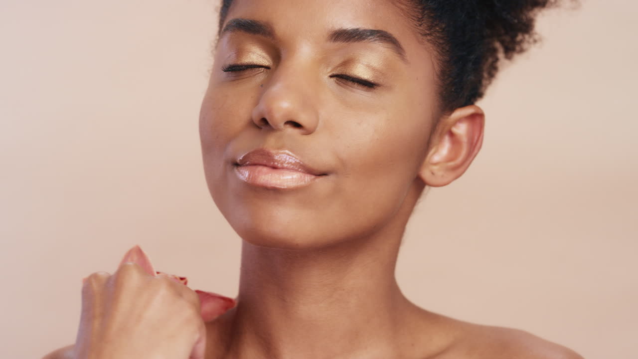 mujer negra, rostro o piel brillante
