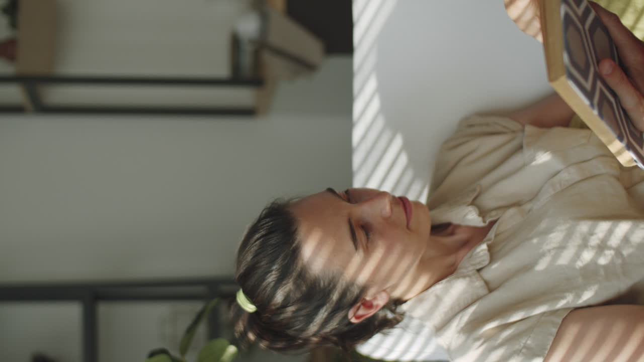 집에서 책을 읽는 젊은 여인