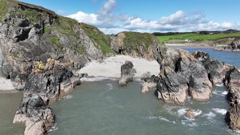 Waterford-Copper-Coast-Kleiner-Versteckter-Strand-An-Der-Bucht-Von-Kilmurrin-Am-Letzten-Sommertag