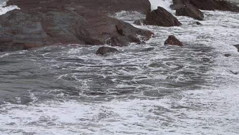 Pequeñas-Olas-Rompiendo-En-La-Playa