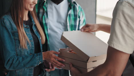 entrega de pizza a un grupo de amigos
