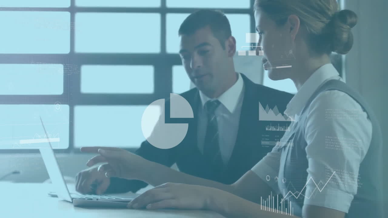 animación del procesamiento de datos financieros sobre diversas personas de negocios en la oficina