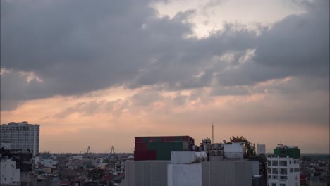 el lapso de tiempo de las nubes al atardecer sobre los tejados del centro de saigón, vietnam