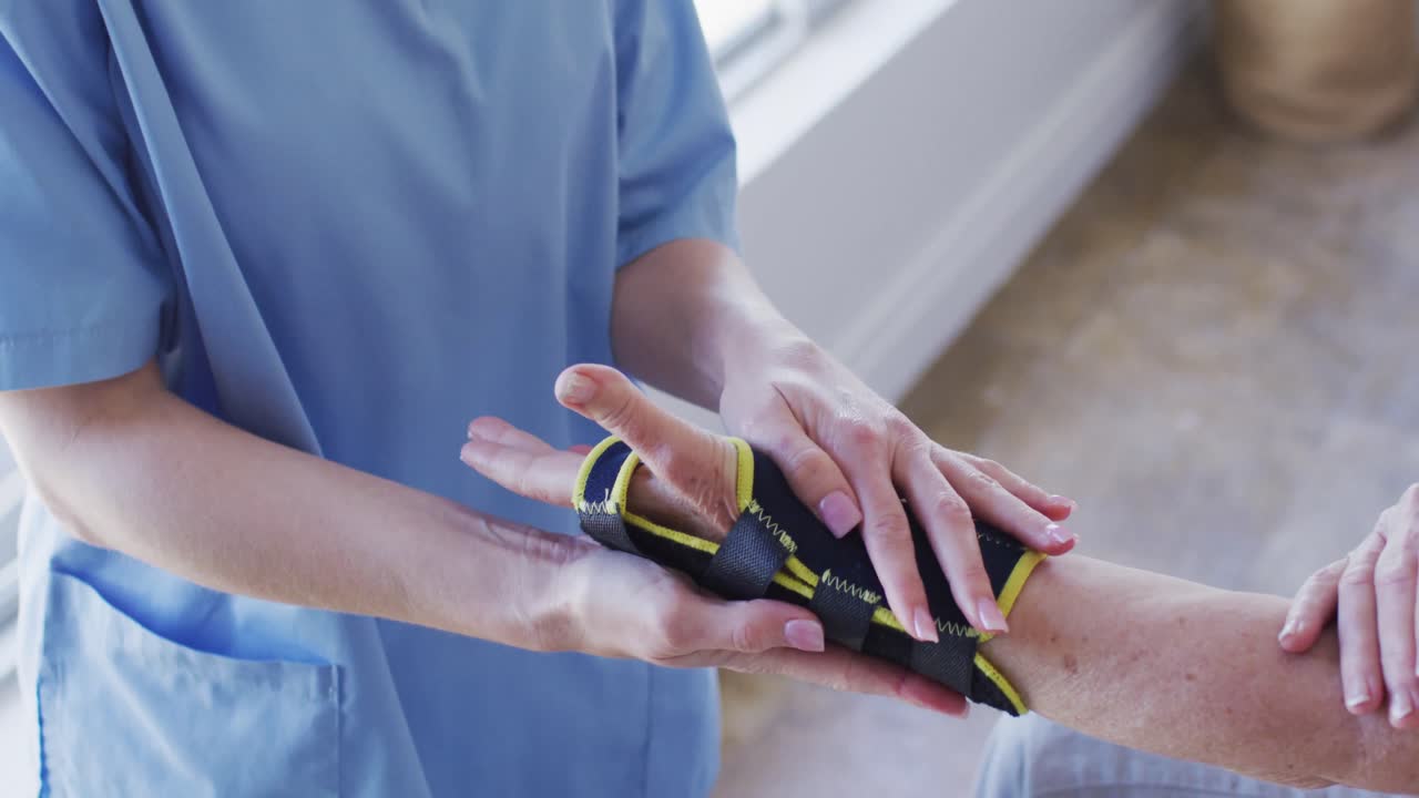 sección media de una trabajadora de la salud que pone una máscara facial a una mujer mayor en casa