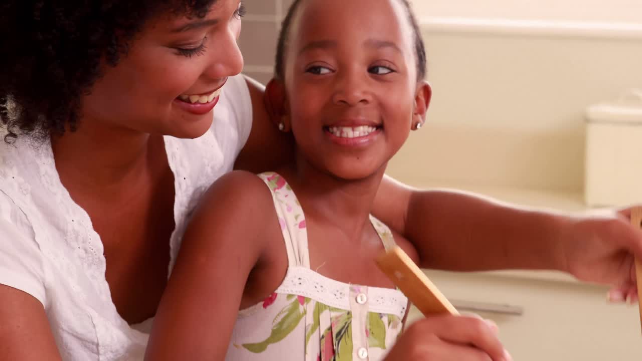 ребёнок с матерью, готовящей.