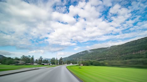 Un-Paseo-Por-La-Carretera-Nacional-65,-En-El-Valle-Del-Río-Surna,-Noruega