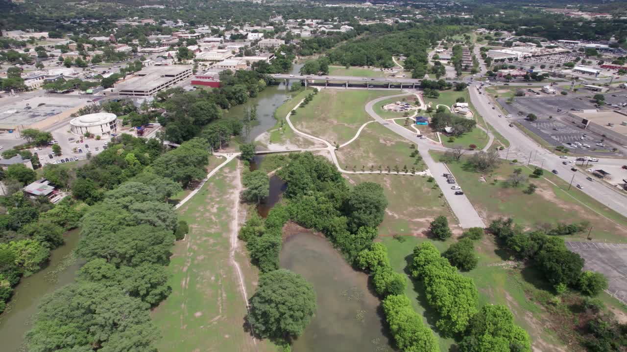 imágenes aéreas del río guadalupe y el parque louise hays en kerrville, texas.