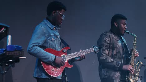 dos músicos actuando en el escenario