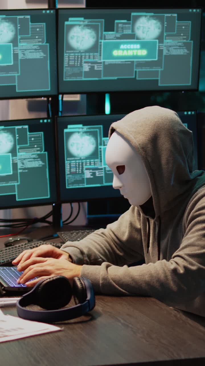 Vertikal video: Maskeret kriminel hacker computerserver om natten