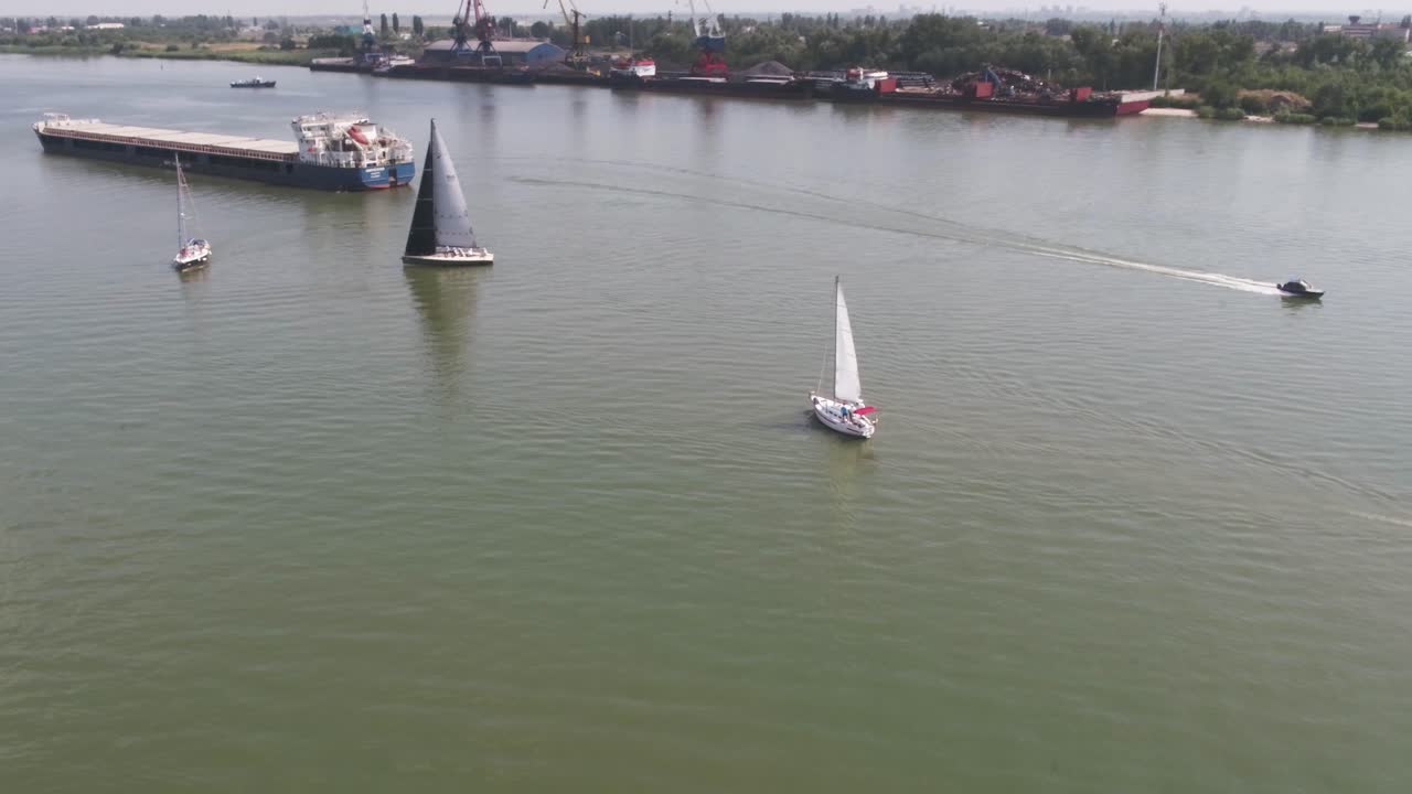 navegación fluvial con buques de carga