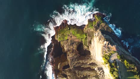 Toma-Aérea-Escénica-A-Vista-De-Pájaro-De-Las-Rocas-Y-Arrecifes-Del-Océano-Pacífico-Skillion-Turismo-Terrigal-Costa-Costa-Central-Nsw-Australia-3840x2160-4k