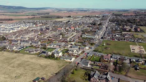 Vista-Aérea-De-La-Ciudad-Escocesa-De-Laurencekirk-En-Un-Soleado-Día-De-Primavera,-Aberdeenshire,-Escocia