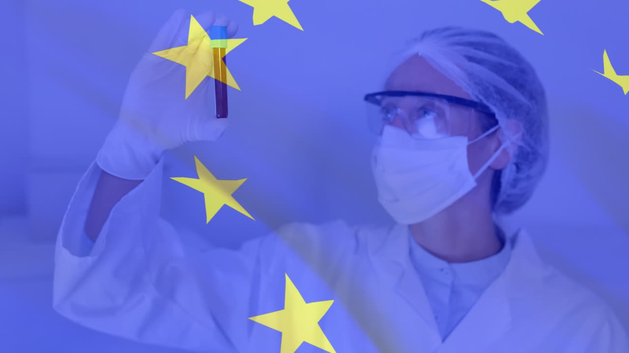Bandiera dell'UE che sventola sullo sfondo di una scienziata con mascherina che tiene una provetta.