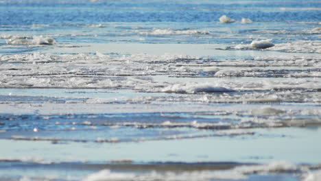 Geschmolzenes-Eis-Fließt-Im-Winter-Den-Sonnigen-Fluss-Hinunter,-Mittlere-Aufnahme