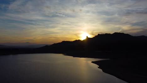 Drohnenaufnahme-Eines-Wunderschönen-Sonnenuntergangs-Mit-Buntem-Himmel