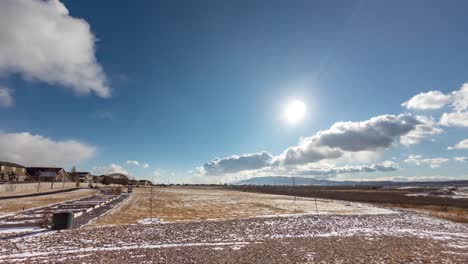 Sich-Schnell-Bewegende-Wolkenlandschaft-Im-Zeitraffer-Mit-Kumuluswolken,-Die-Sich-über-Den-Himmel-Bewegen,-Während-Die-Sonne-Nach-Westen-Wandert