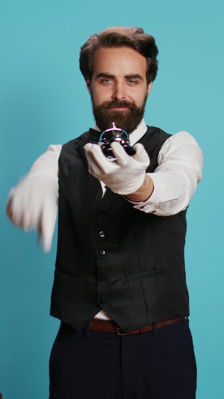Video verticale: Elegante fattorino con bagagli e campanello