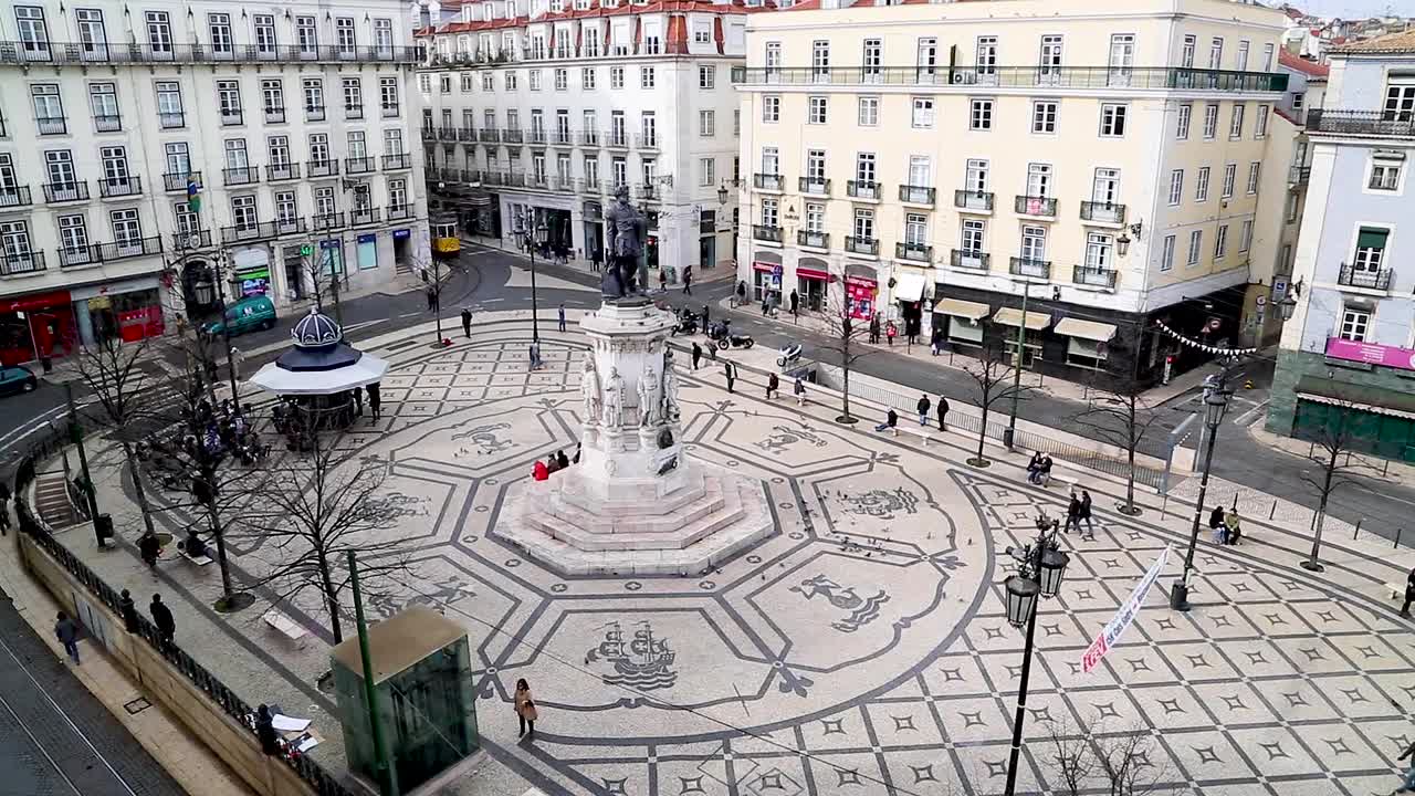 Inquadratura ampia di Praça Camões nel centro di Lisbona, Portogallo.