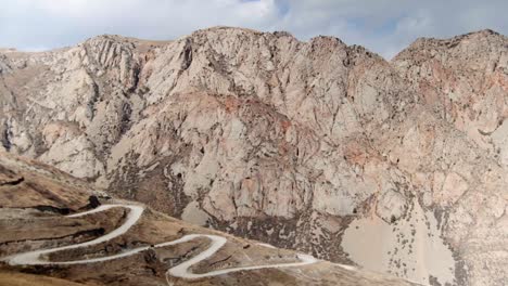 Unglaubliche-Bergstraße,-Die-Durch-Ein-Tal-Führt,-Das-Den-Bergpass-Verlässt