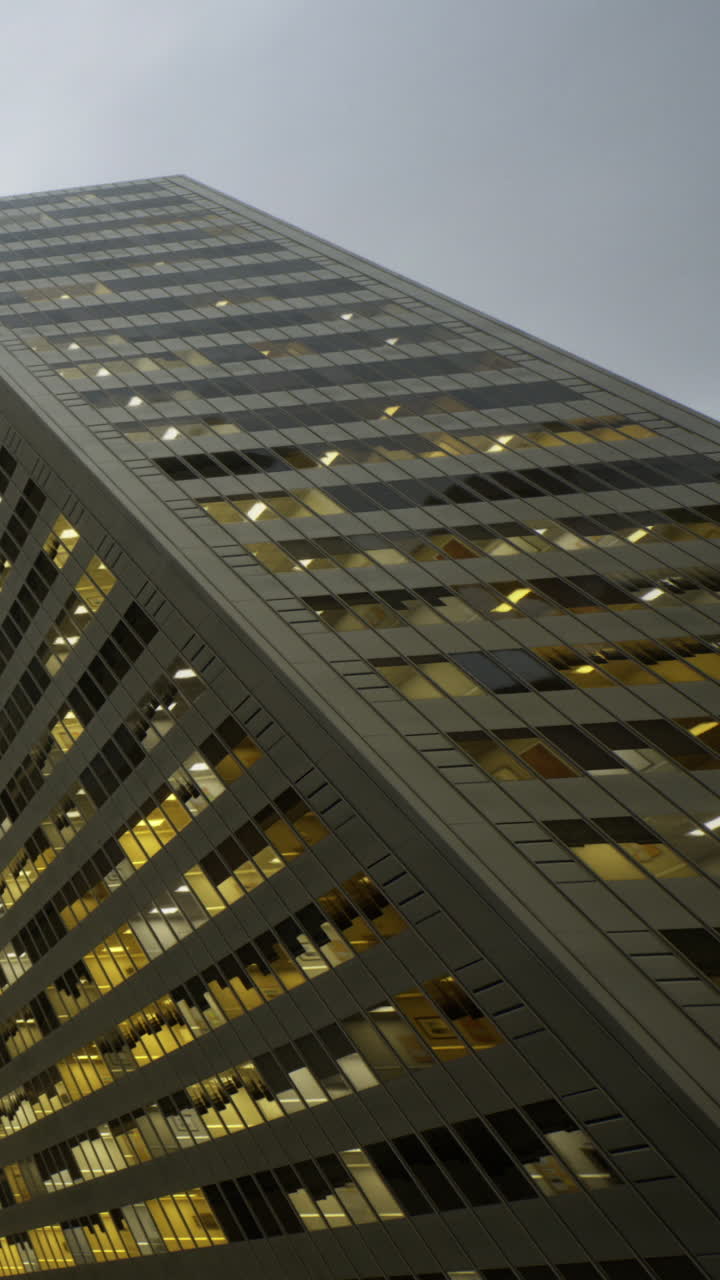 Edifício comercial reflete a luz durante o pôr do sol em uma área urbana