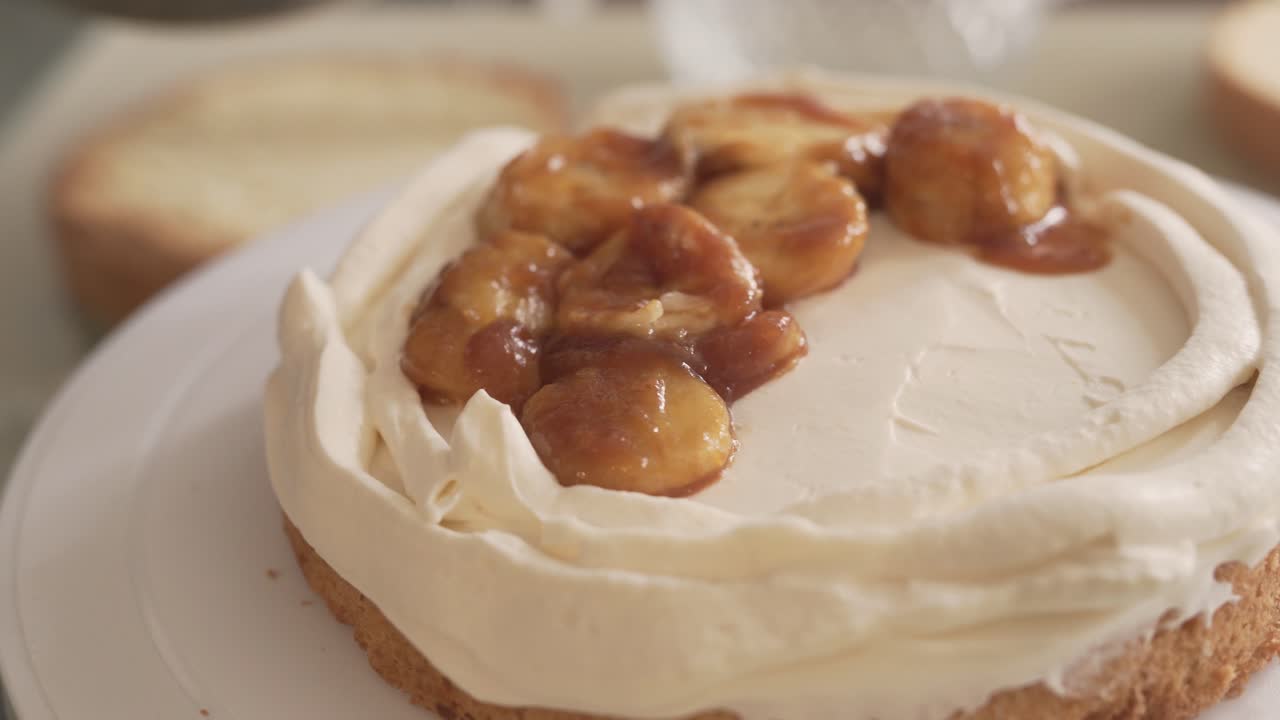 케이크 만드는 과정의 클로즈업 비디오