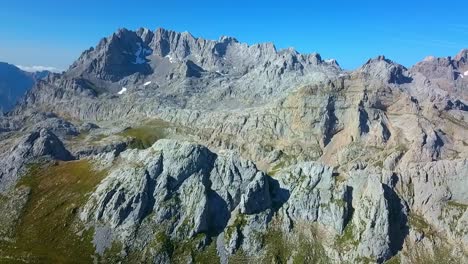 Sinfonía-De-Picos:-Oda-Aérea-A-La-Belleza-Escarpada,-Donde-Los-Picos-Tocan-El-Cielo