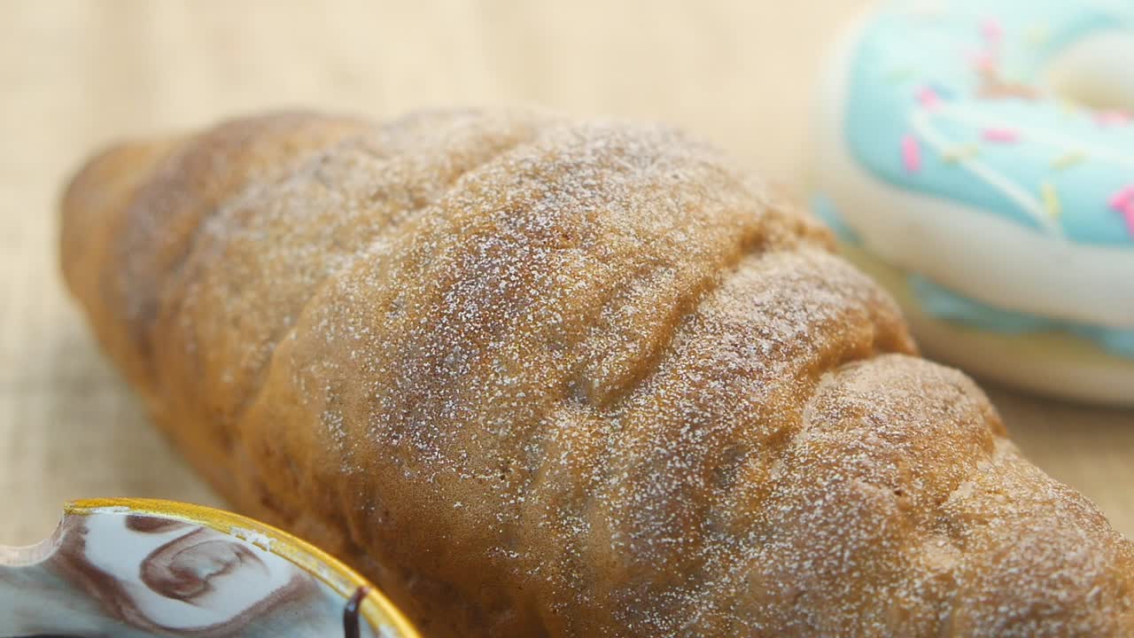 круассан и пончик с шоколадом.