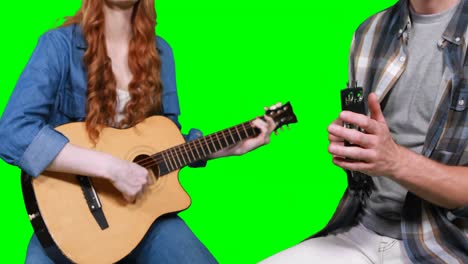 músicos tocando la guitarra y la pandereta