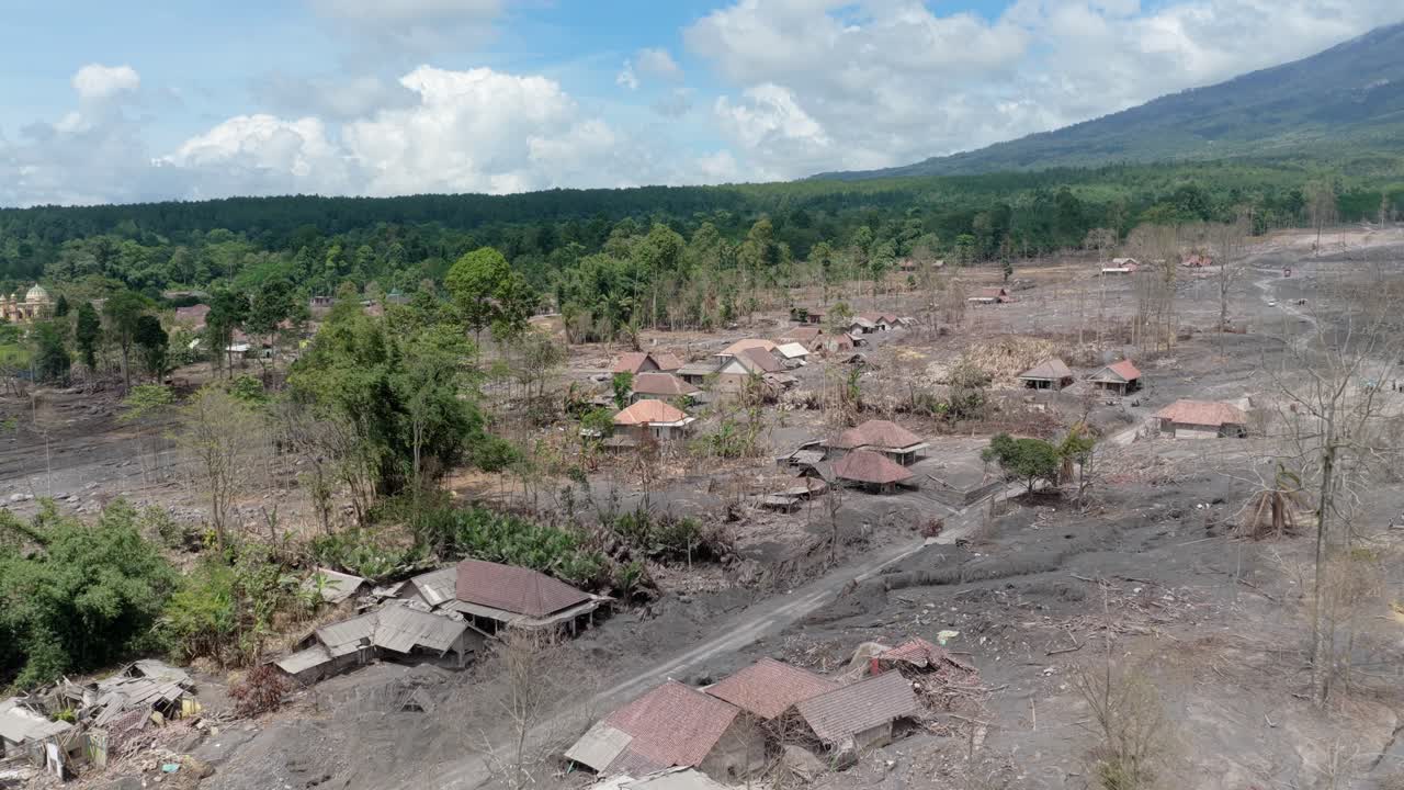 Vista aerea di un villaggio devastato da una colata di lahar vulcanica
