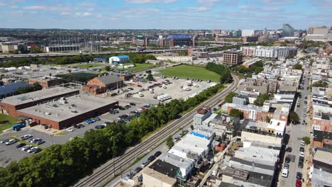 una toma aérea con vistas a la ciudad de baltimore con el estadio m y t bank en la distancia